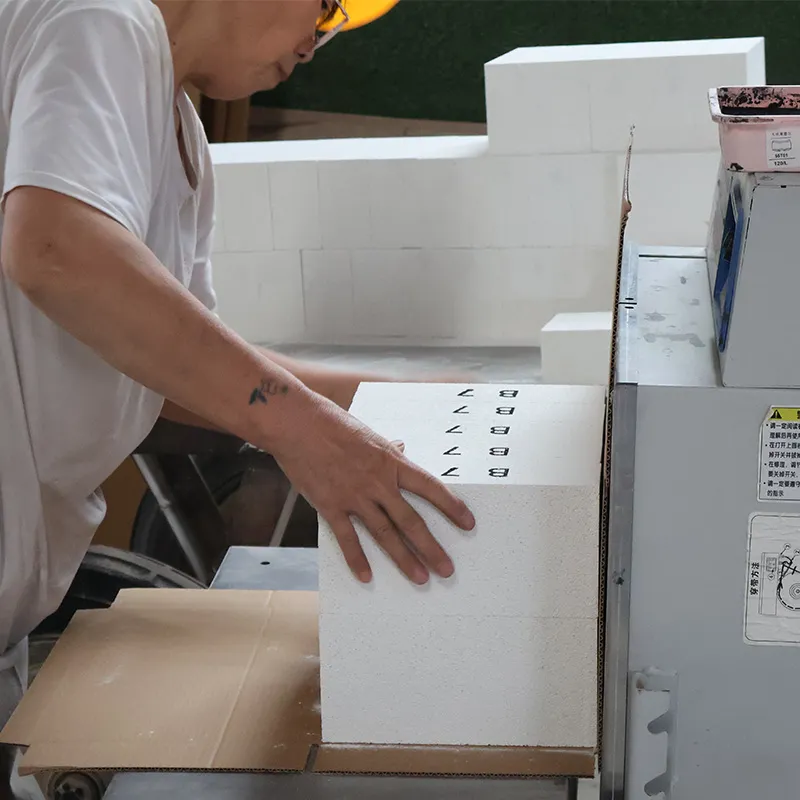 Checking B7 Mullite Insulation Bricks